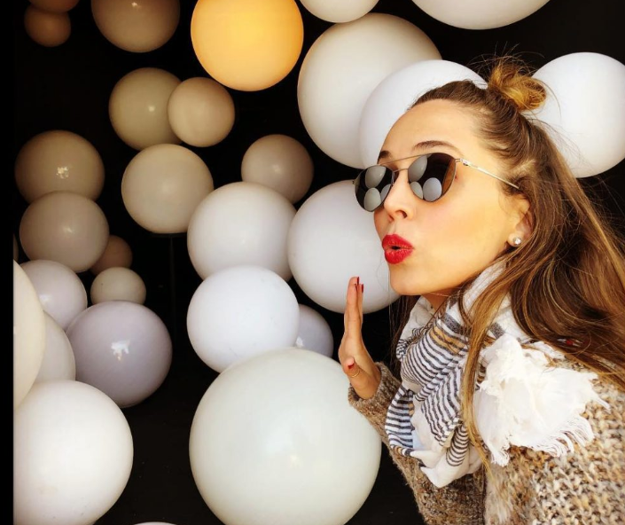 Eliza Dushku Publikon Fotot Ku Shfaqet Me Barkun E Rrumbullakosur