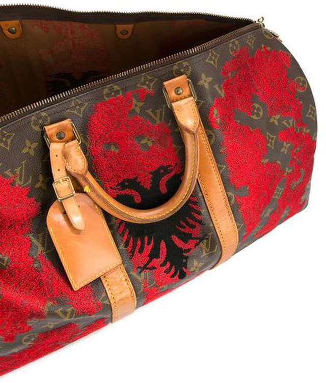 Louis Vuitton', marka luksoze e VIP-ave prodhon çantën me flamurin shqiptar  për 9.900 euro