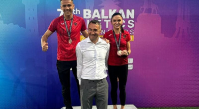 Presidenti i FSHA-së Taulant Stërmasi me dy medalistët e Ballkanikut, David Nikollin dhe Luiza Gegën