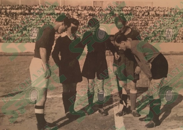 VITI 1957. Arbitri Ramazan Kuka dhe dy kapitenët para finales Partizani-Dinamo