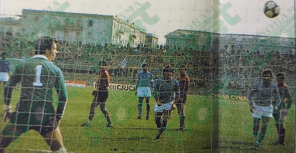 * Breshia, 4 prill 1984. Stadiumi “Mario Rigamonti”. Italia U-21- Shqipëria U-21 1-0. Është çasti i golit të italianëve shënuar nga Vignola me goditje dënimi në minutën e 33-të. (Foto e marrë nga “Guerin Sportivo” e vitit 1984 dhe botohet për herë të parë në shtypin shqiptar).