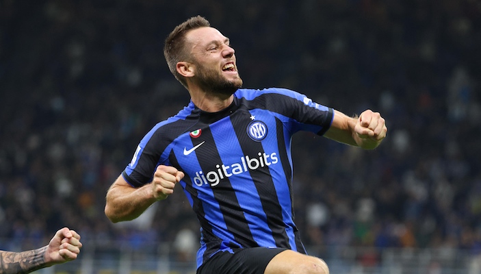 epa10274016 Inter Milan's Stefan de Vrij celebrates after scoring the 1-0 goal during the Italian Serie A soccer match between FC Inter and Sampdoria, in Milan, Italy, 29 October 2022. EPA-EFE/MATTEO BAZZI