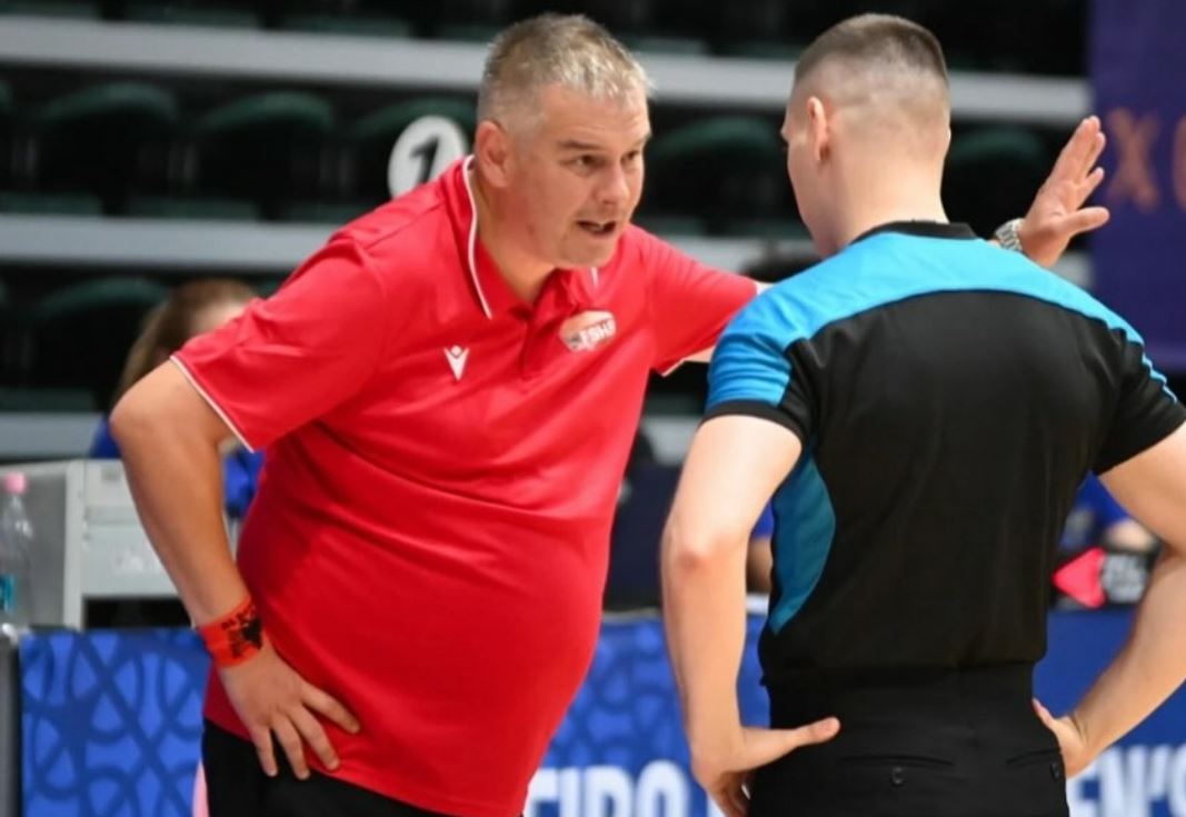 Trajneri Klarent Dedaj gjatë një diskutimi me arbitrin në Europianin U-20 të vajzave