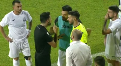 Momenti kur drejtori i
Egnatias, Klejdi Zenelaj,
i kërkon arbitrit polak,
 të ndalë lojën pas
thirrjeve antishqiptare
nga tifozët boshnjakë