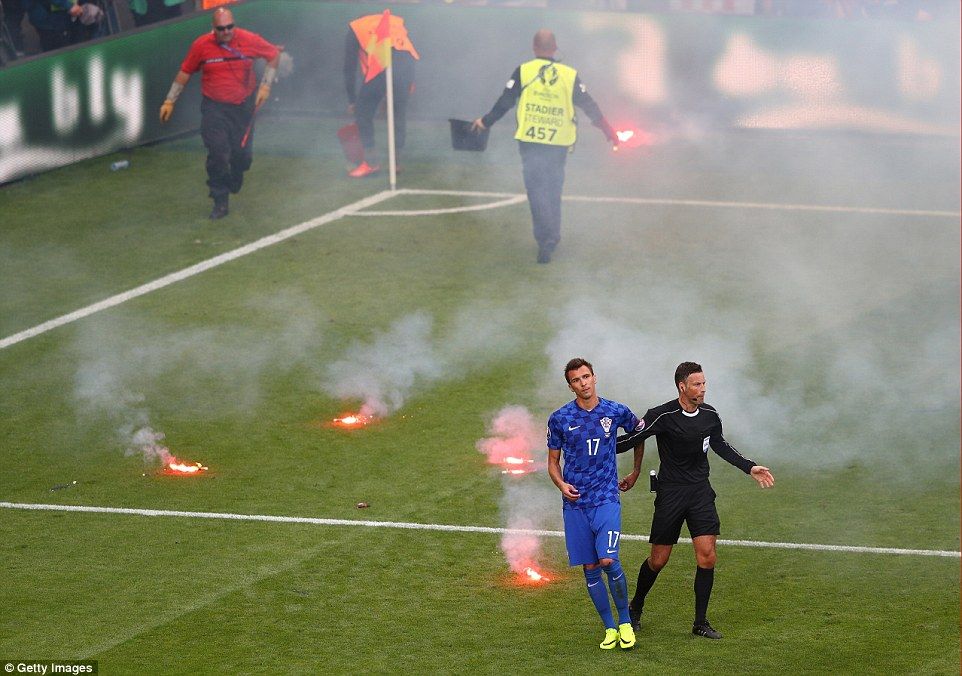 Foto/ Kroatët shkaktojnë kaos në shkallët e stadiumit dhe fushën e lojës