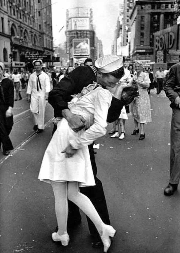 14 gusht 1945, puthja e marinarit amerikan realizuar nga  fotografo Alfred Eisenstaedt.