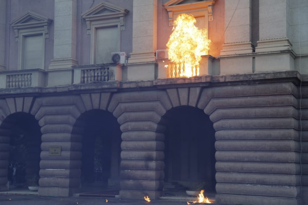 Molotov-policia-protesta-11-majit-zjarr12