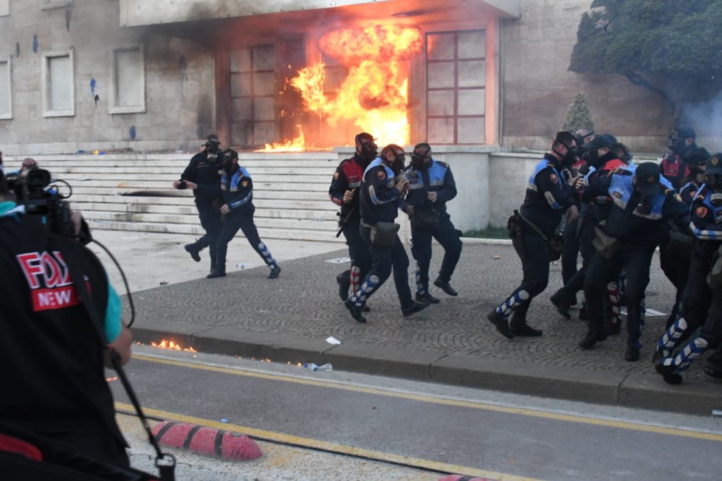 Molotov-policia-protesta-11-majit-zjarr121