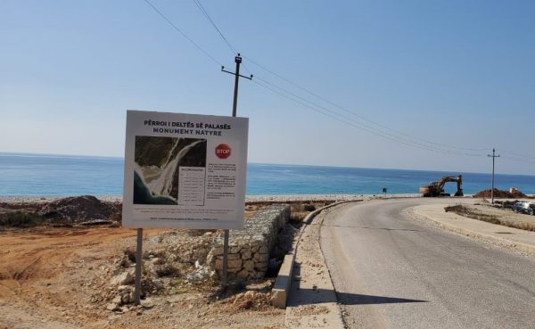 Gërmimet pranë tabelës së monumentit të natyrës Delta e Përroit të Palasës. Foto: Jerola Ziaj.