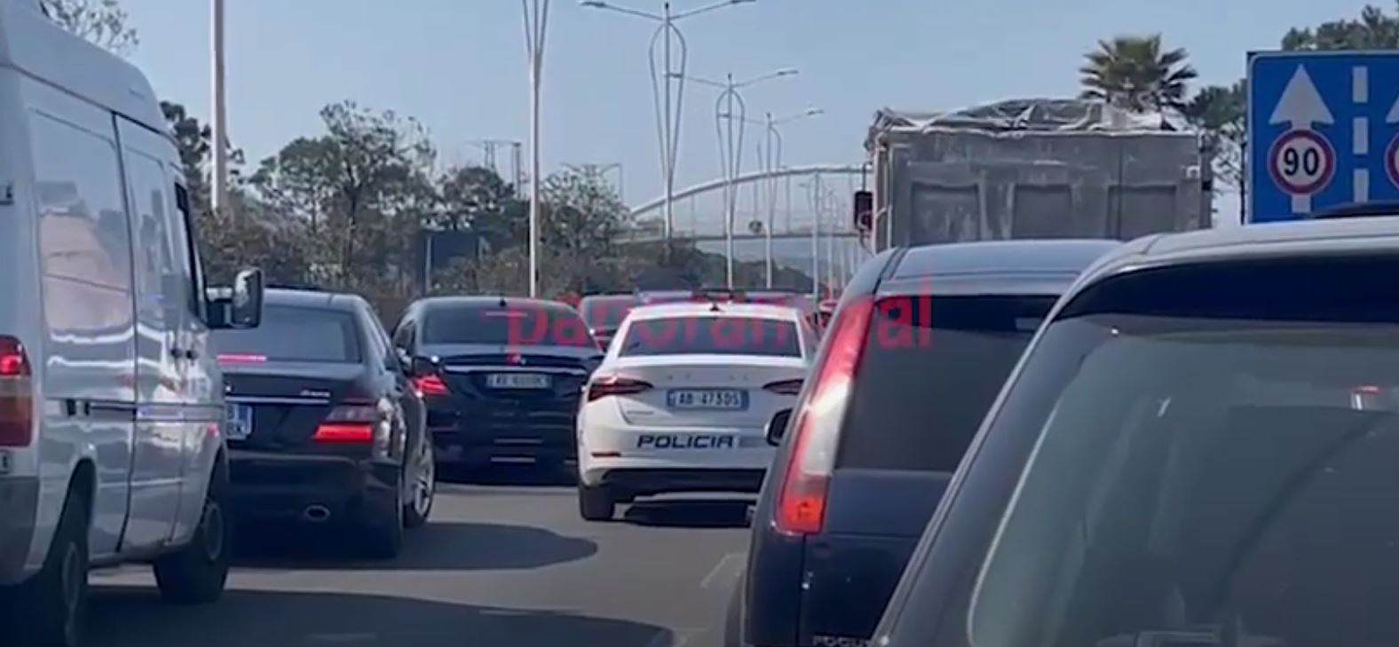 Video Bllokohet Për Disa Minuta Qarkullimi Në Autostradën Tiranë Durrës Krijohet Radhë