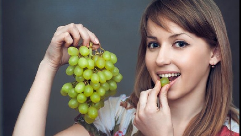 1533437610_youngwomaneatinggreengrapes