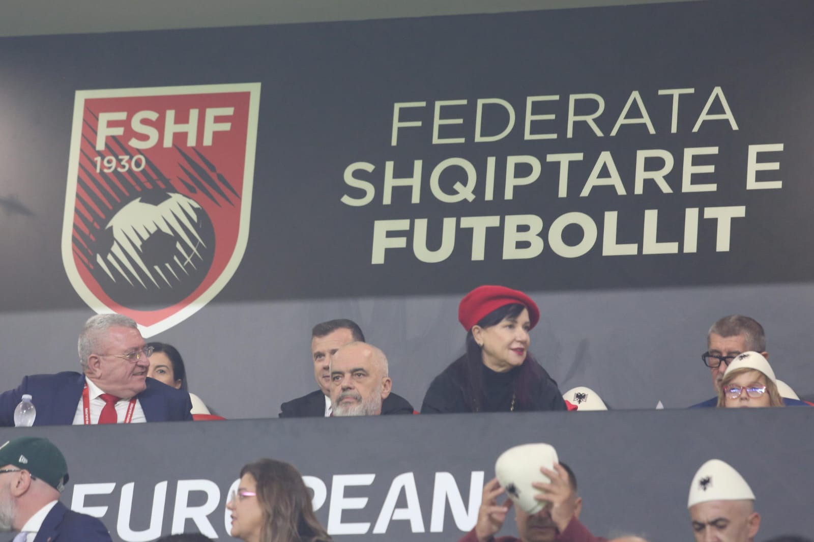 albin kurti edi rama ne stadium (8)