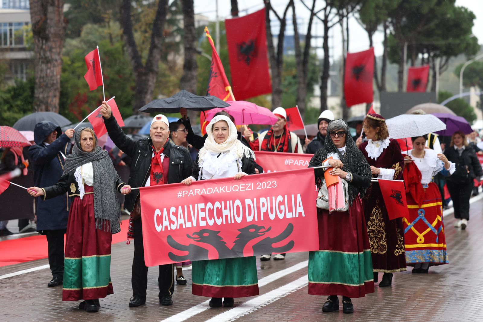 Parada e Shqiptareve-Fotot-pikante-atmosfera-moterret-flamujt-Skenderbeu-makina-festimet-Shqiperia (1)