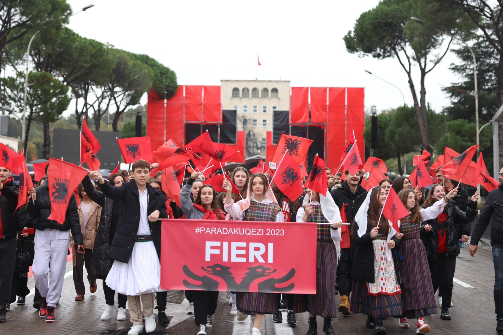 Parada e Shqiptareve-Fotot-pikante-atmosfera-moterret-flamujt-Skenderbeu-makina-festimet-Shqiperia (11)