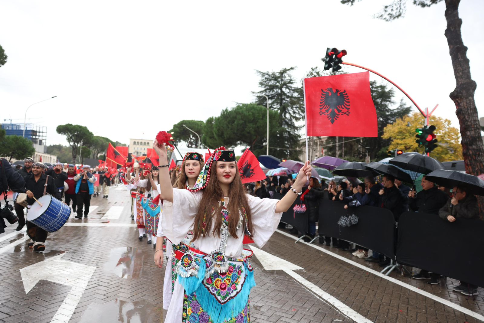 Parada e Shqiptareve-Fotot-pikante-atmosfera-moterret-flamujt-Skenderbeu-makina-festimet-Shqiperia (15)