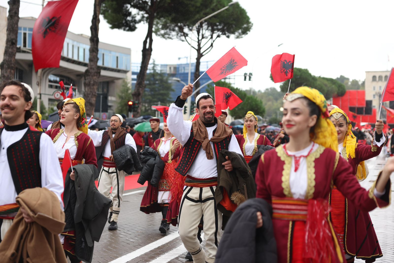 Parada e Shqiptareve-Fotot-pikante-atmosfera-moterret-flamujt-Skenderbeu-makina-festimet-Shqiperia (16)