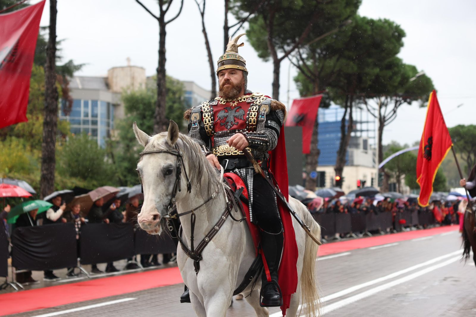 Parada e Shqiptareve-Fotot-pikante-atmosfera-moterret-flamujt-Skenderbeu-makina-festimet-Shqiperia (4)