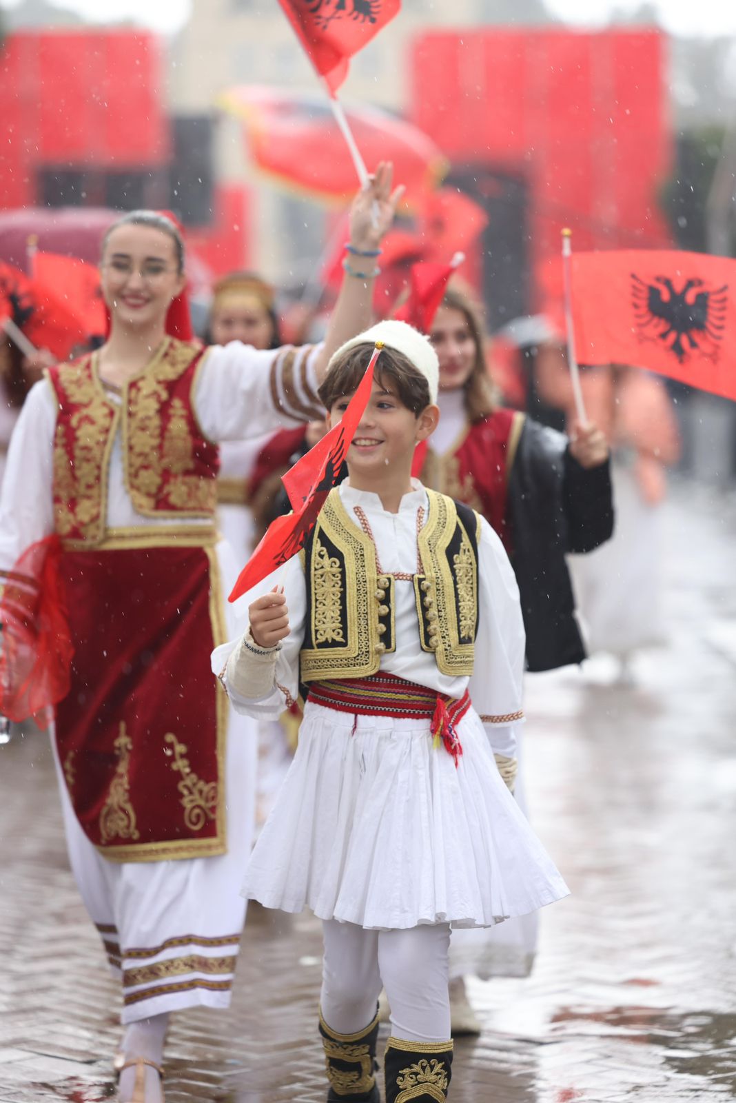 Parada e Shqiptareve-Fotot-pikante-atmosfera-moterret-flamujt-Skenderbeu-makina-festimet-Shqiperia (5)