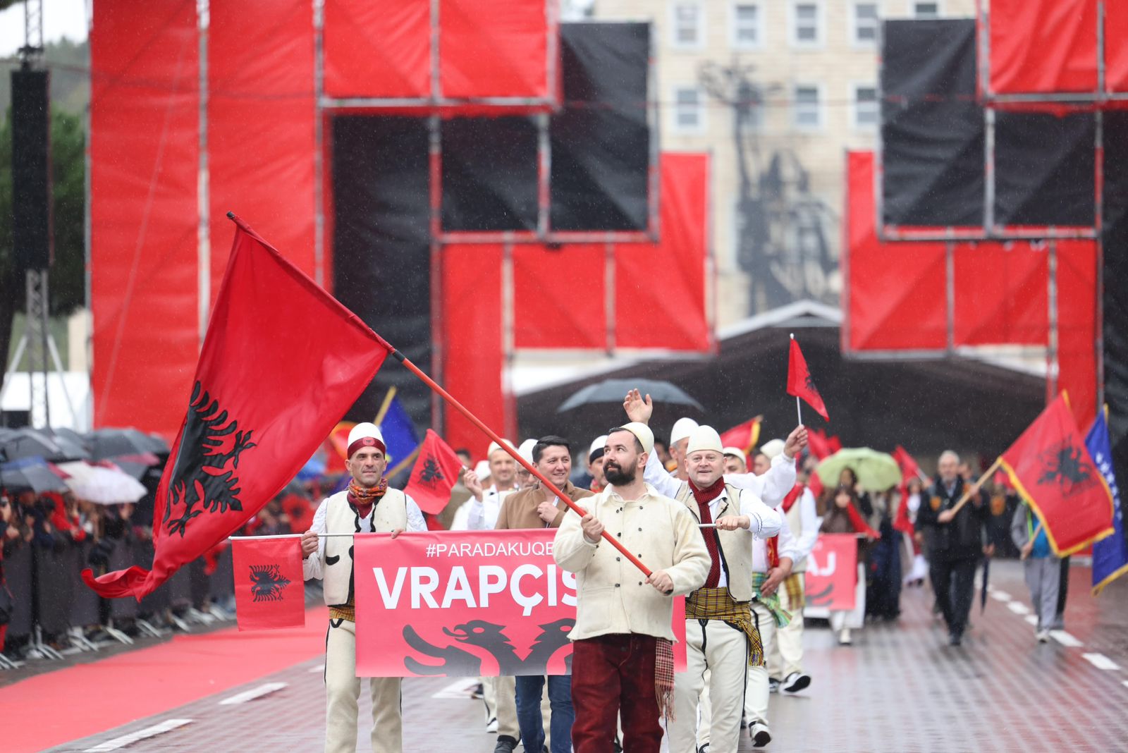 Parada e Shqiptareve-Fotot-pikante-atmosfera-moterret-flamujt-Skenderbeu-makina-festimet-Shqiperia (7)