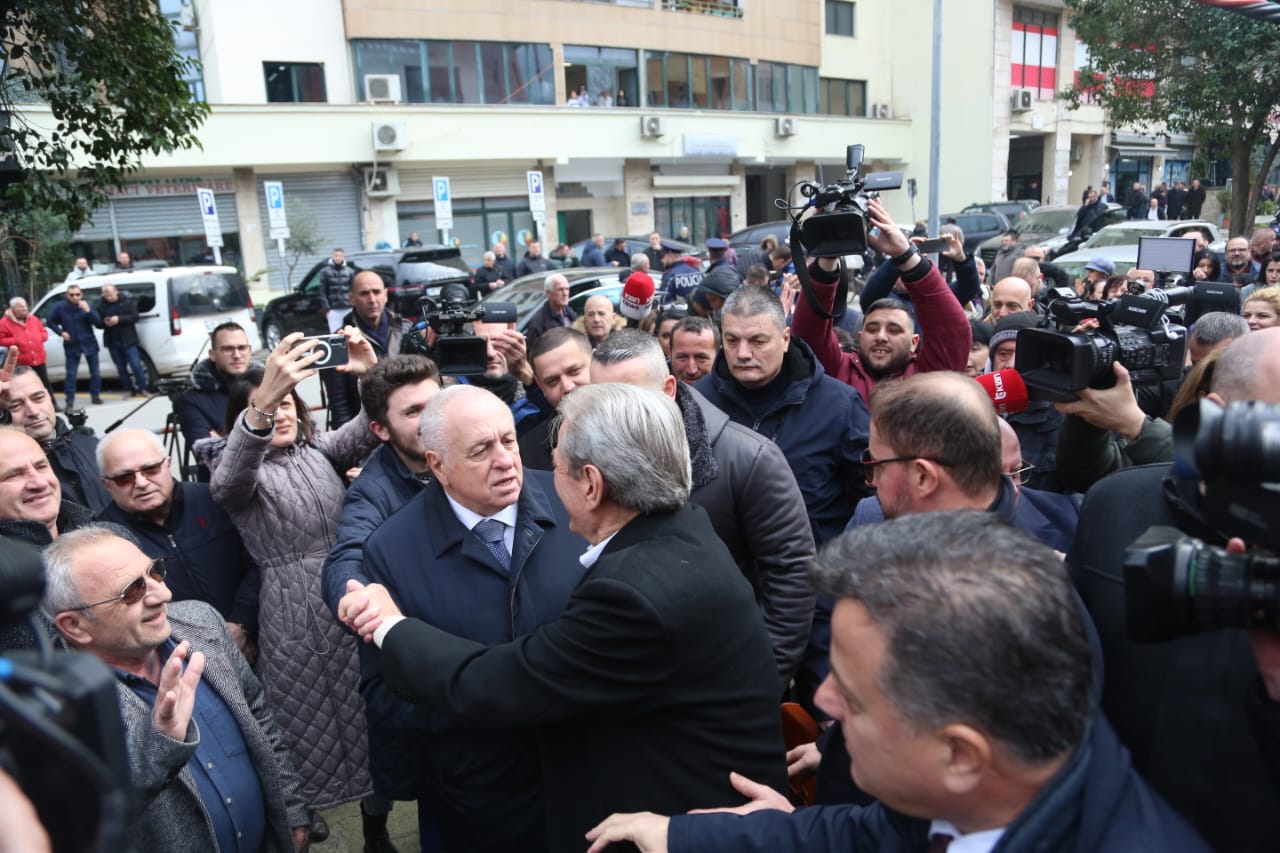 Sali Berisha ne SPAK-vendimi-perkrahesit-mbeshtetja-Buzeqeshja-Berisha-militantet-akzuat-opozita-Prokuroret-Altin-Dumani-Arben-Kraja (30)