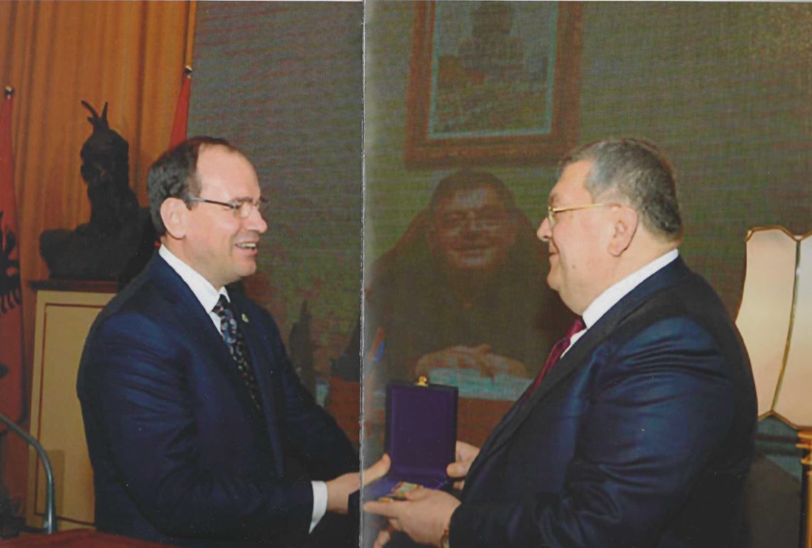 Sh.T.Z Bujar Nishani, Presidenti i Shqipërisë i dorëzon urdhërin e lartë “NDER  I KOMBIT” humanistit Muhamet Malo.