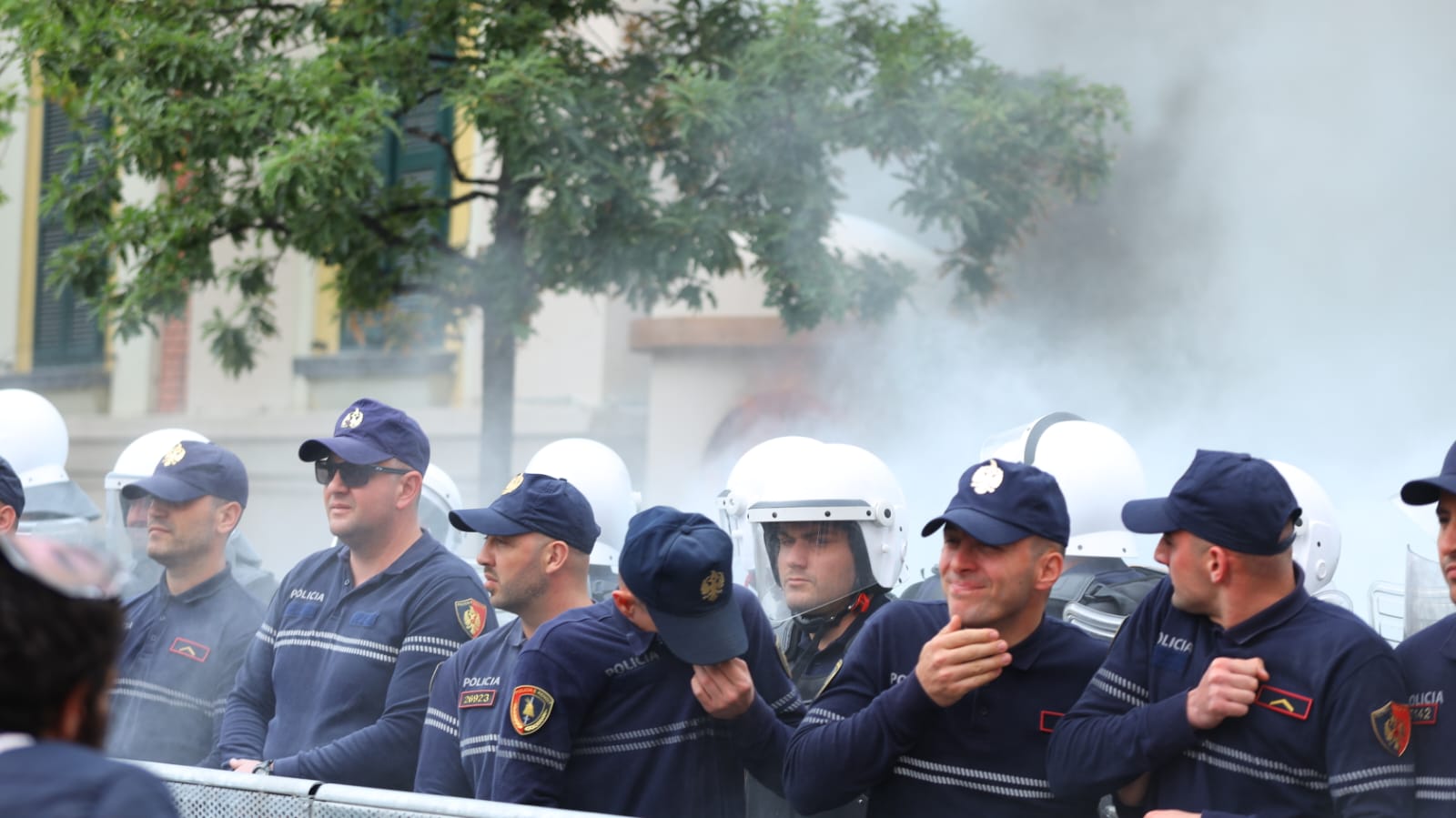 Protesta momentet e tensionit bashkia e Tiranes-molotov-policia (1)
