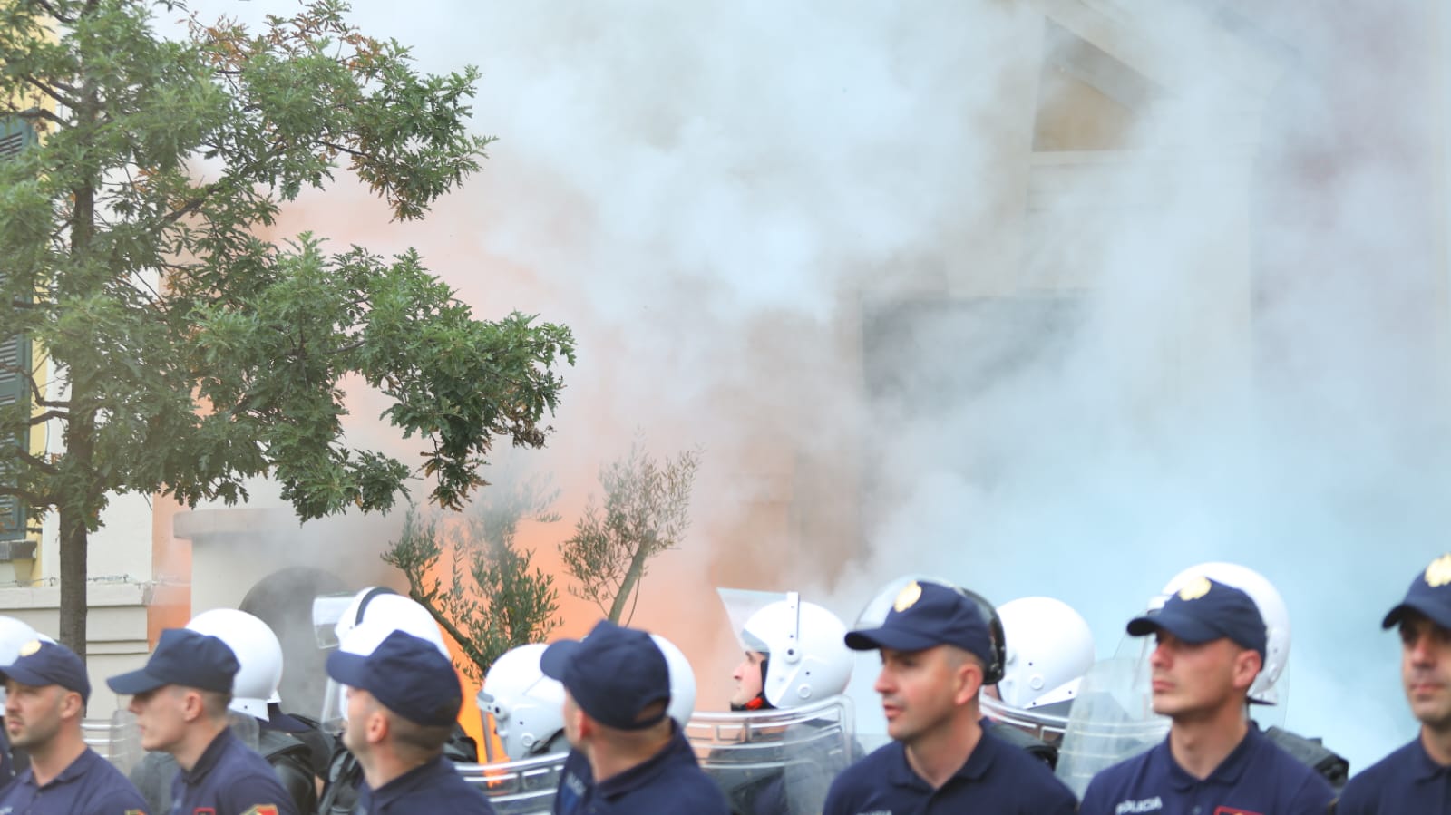 Protesta momentet e tensionit bashkia e Tiranes-molotov-policia (2)