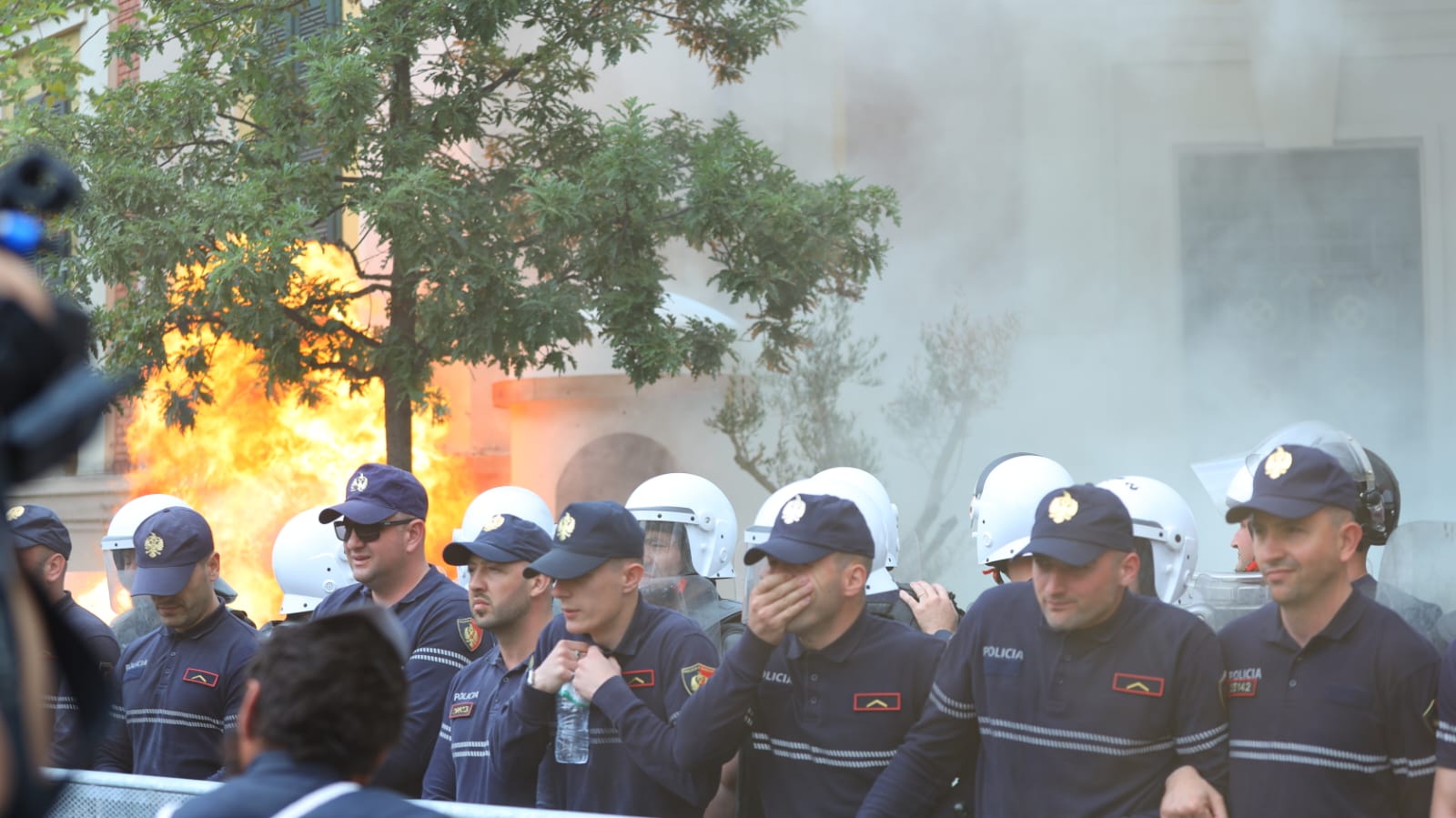 Protesta momentet e tensionit bashkia e Tiranes-molotov-policia (3)