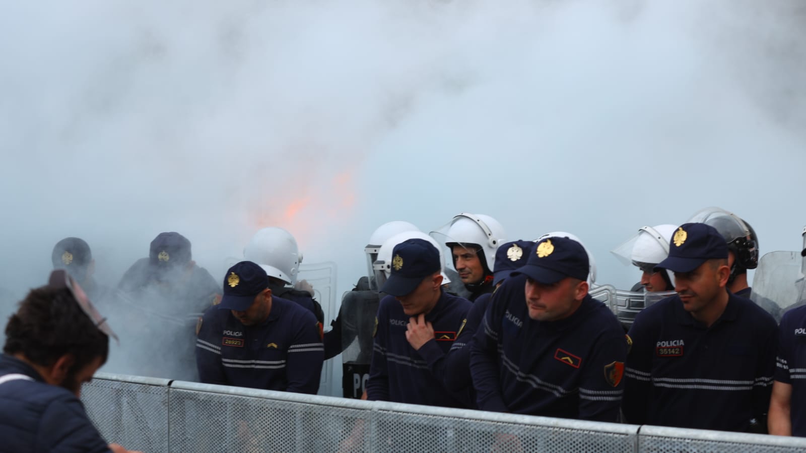 Protesta momentet e tensionit bashkia e Tiranes-molotov-policia (5)