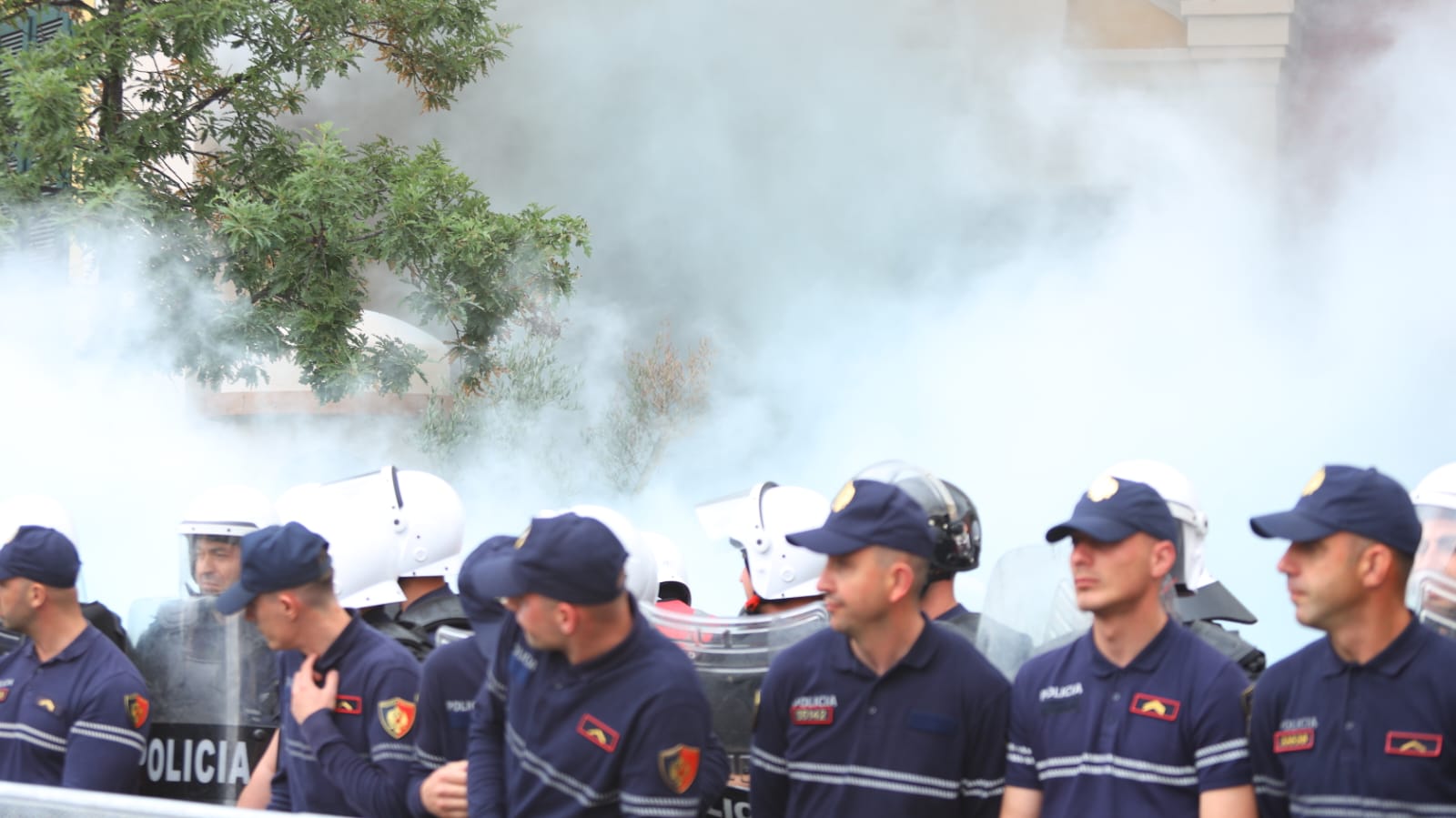 Protesta momentet e tensionit bashkia e Tiranes-molotov-policia (6)