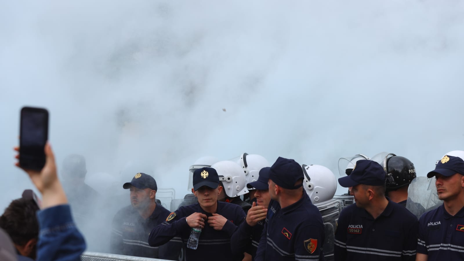 Protesta momentet e tensionit bashkia e Tiranes-molotov-policia (7)