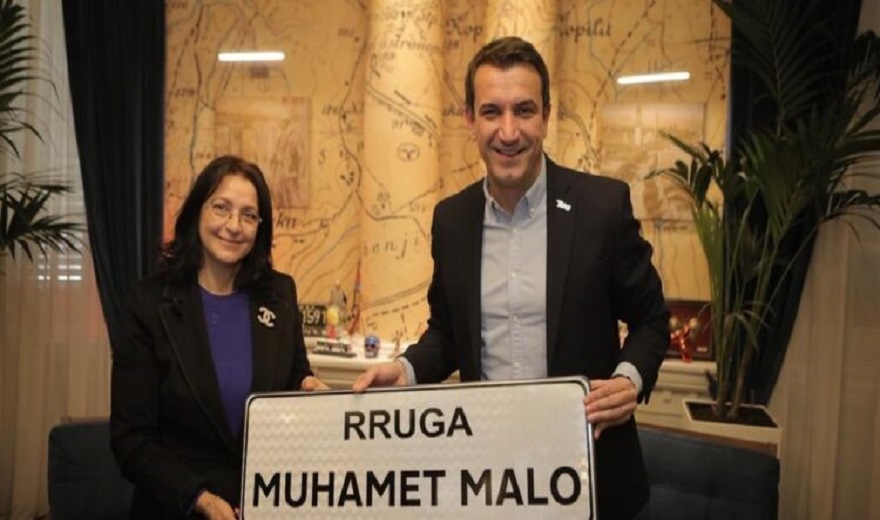 Kryetari i bashkisë Tiranë, Erion Veliaj, emërton rrugë me emrin humanistit Muhamet Malos “NDER I KOMBIT”. Znj. Miranda Malo, bashkëshortja, merr simbolin e rrugës së emërtuar në kryeqytet.