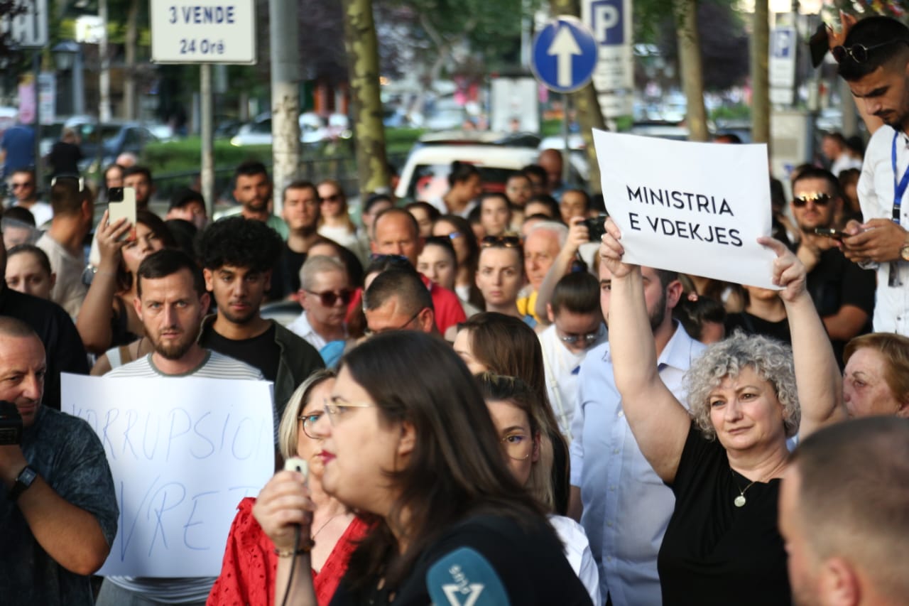 skandali portesta te ministria e shendetesise (10)