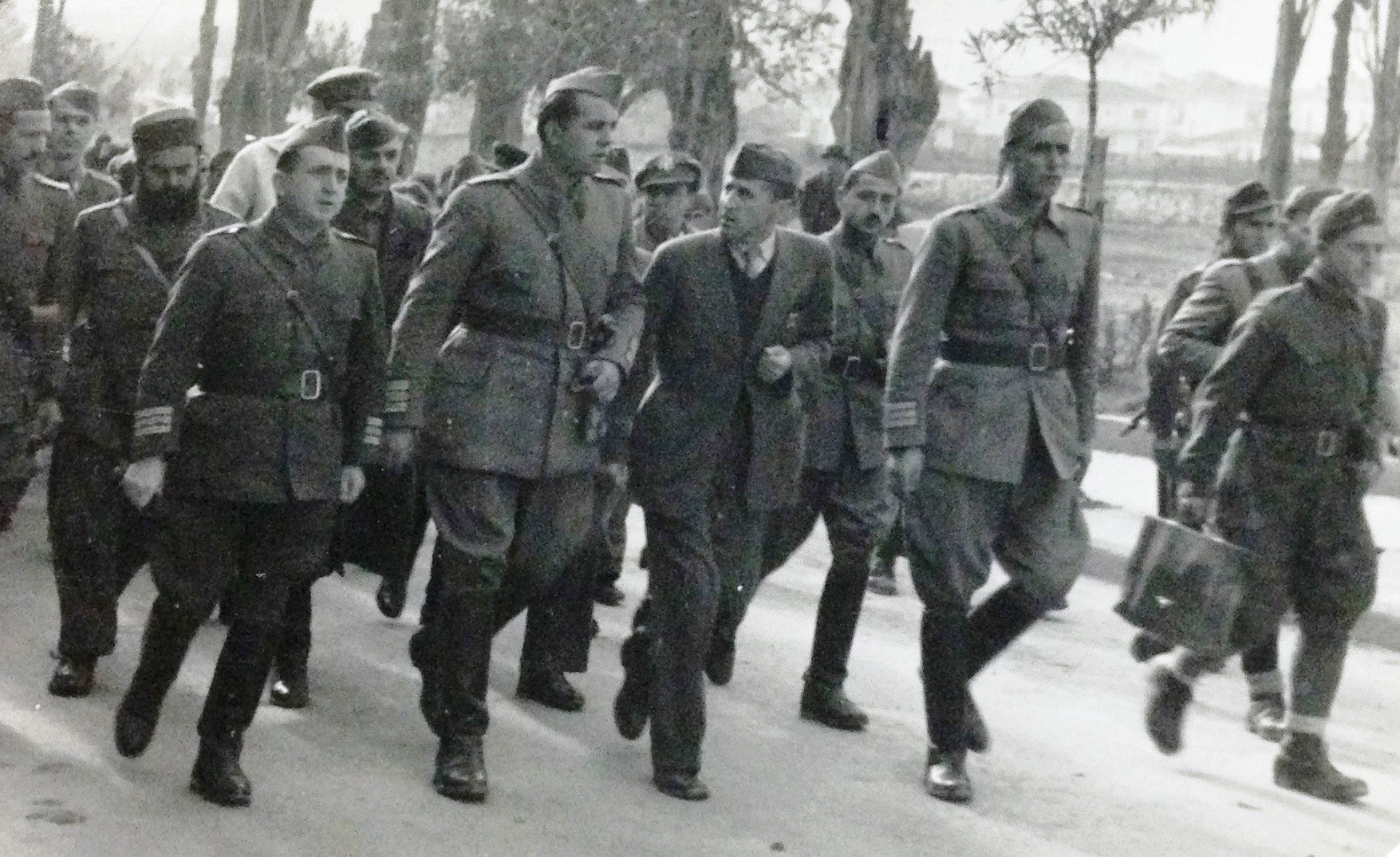 web-foto-nga-parakalimi-ne-Tirane-28-nentor-1944.-nga-e-majta-Mehmet-Shehu-Baba-Faja-MartaneshiKoci-Xose-Enver-Hoxha