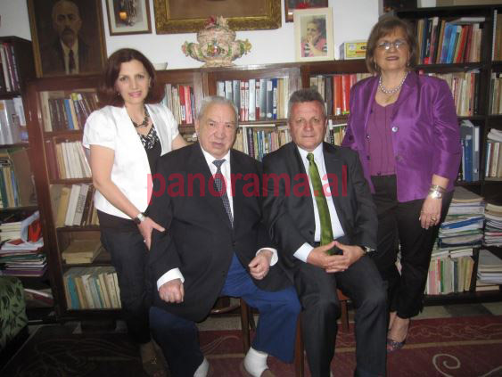 Kristo Frashëri me fëmijët e tij Gjergji, Zana dhe Arbana në banesën e profesorit (Tiranë 2010)