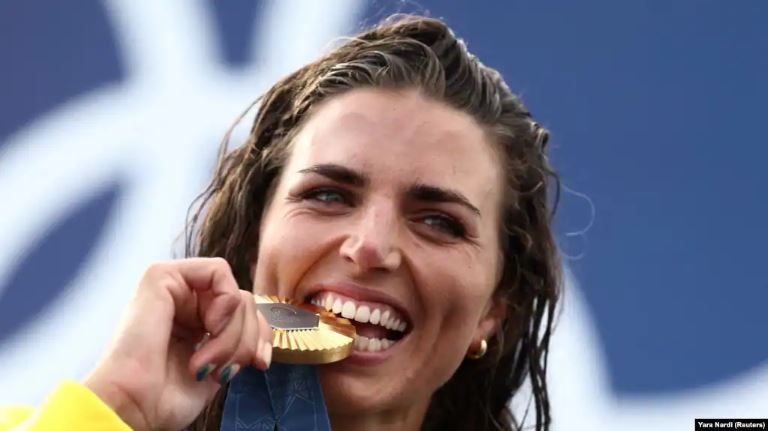 Jessica Fox e Australisë kafshon medaljen e saj të artë në Lojërat Olimpike Parisi 2024, 28 korrik 2024.