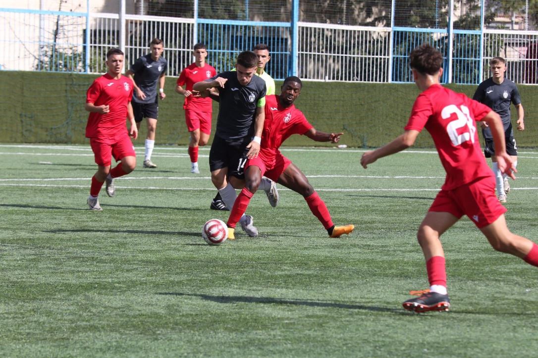 Çast nga ndeshja e të rinjve mes Tiranës dhe Partizanit, që përfundoi 1-3 dhe në fund u mbyll me sherr FOTO: F.HAZISLLARI