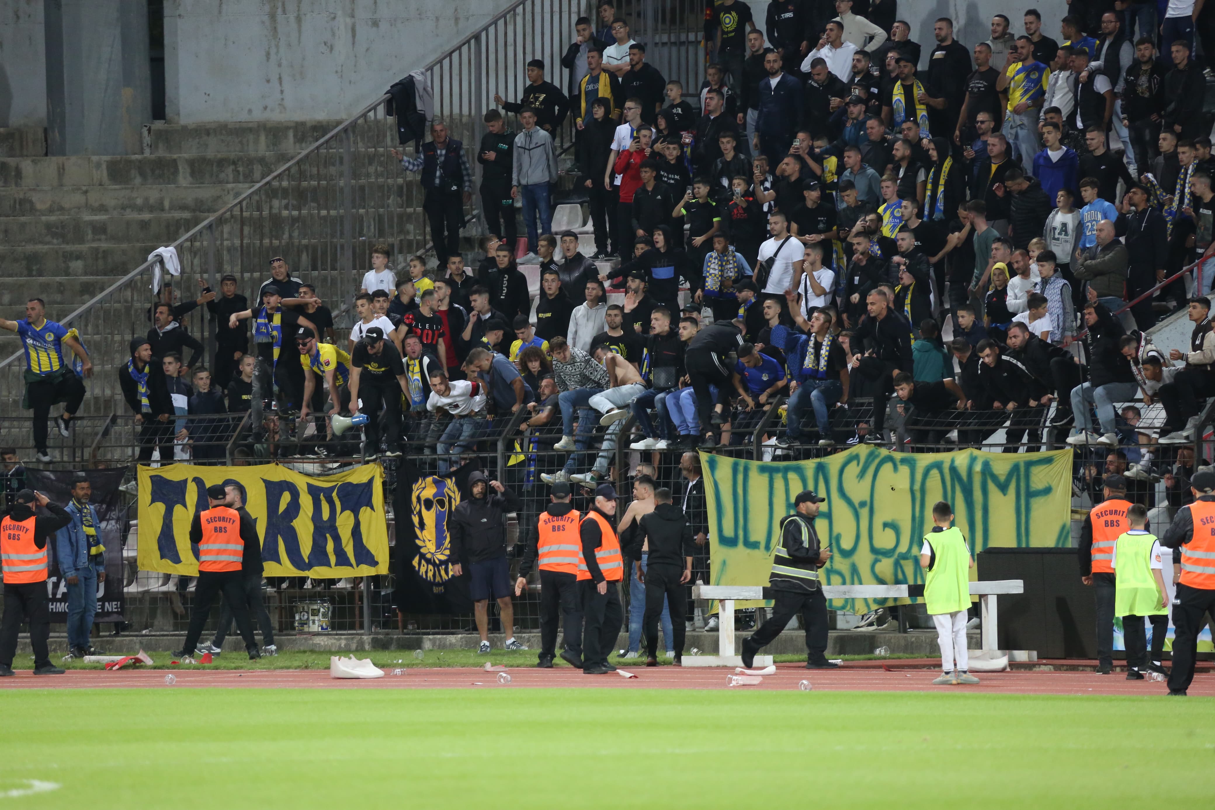 Momenti kur tifozët e Elbasanit tentojnë të kalojnë stjuartët dhe të hyjnë në fushë