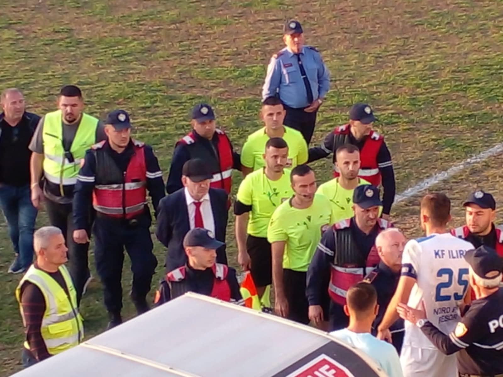 FAQE 12 LART Momenti kur arbitrat futen në dhomat e zhveshjes