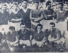 PARTIZANI në çastin e shpalljes kampion 1963-1964: Lart nga e majta: Kolec KRAJA, Teodor VASO, trajneri Loro BORIÇI, Miço PAPADHOPULLI, Fatmir FRASHERI, Osman MEMA, Mikel JANKU. Ulur nga e majta: Foto ANDONI, Panajot PANO, Miço NDINI, Tomor SHEHU, Robert JASHARI. (Foto: Prokop Koreta)