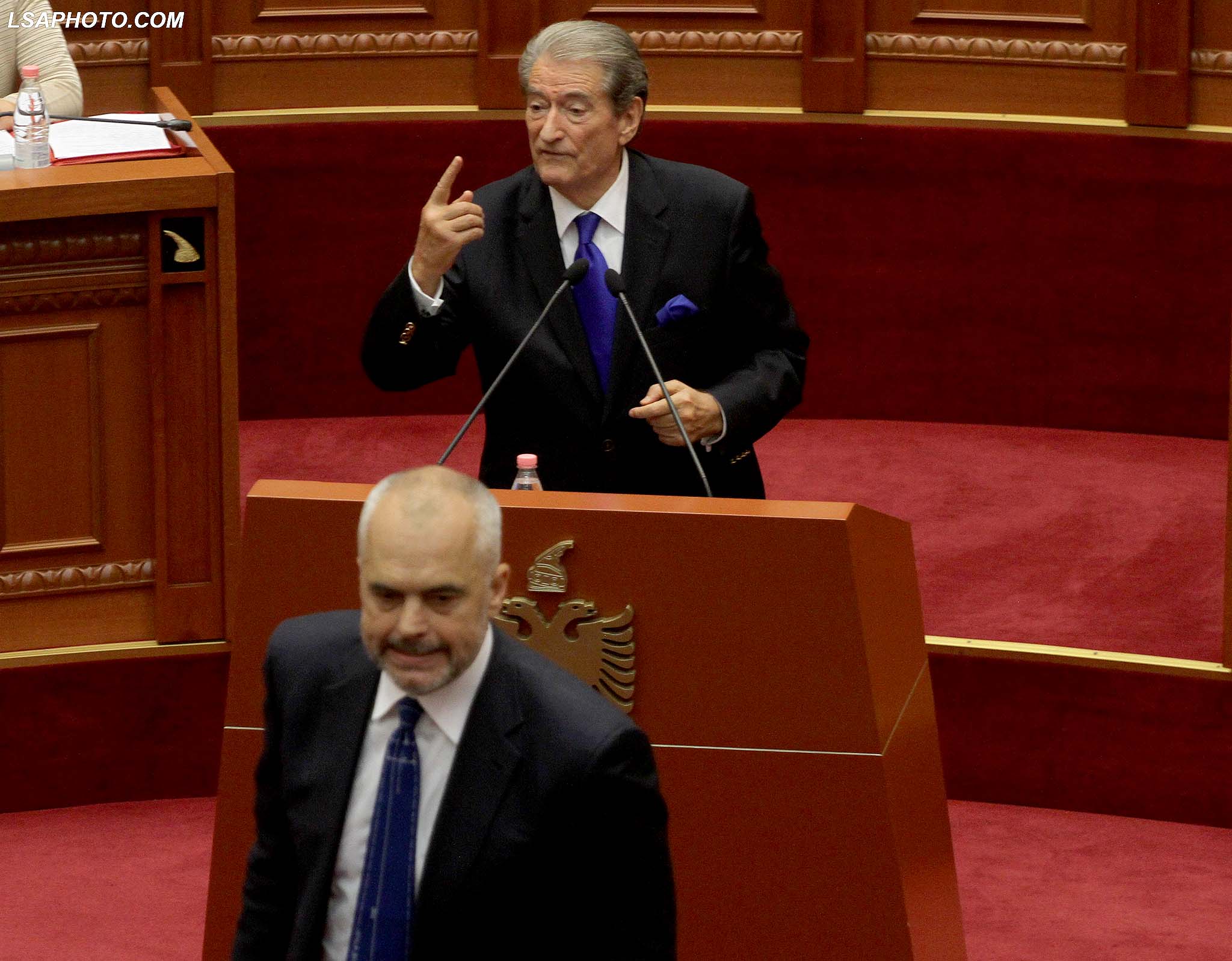 Kryeministri, Edi Rama dhe deputeti i PD Sali Berisha, gjate nje seance parlamentare ku eshte debatuar ne lidhje me ligjin e importit te mbetjeve./r/n/r/nAlbanian Prime Minister Edi Rama and DP lawmaker Sali Berisha during a parliamentary session where is discussed about the solid waste import law.