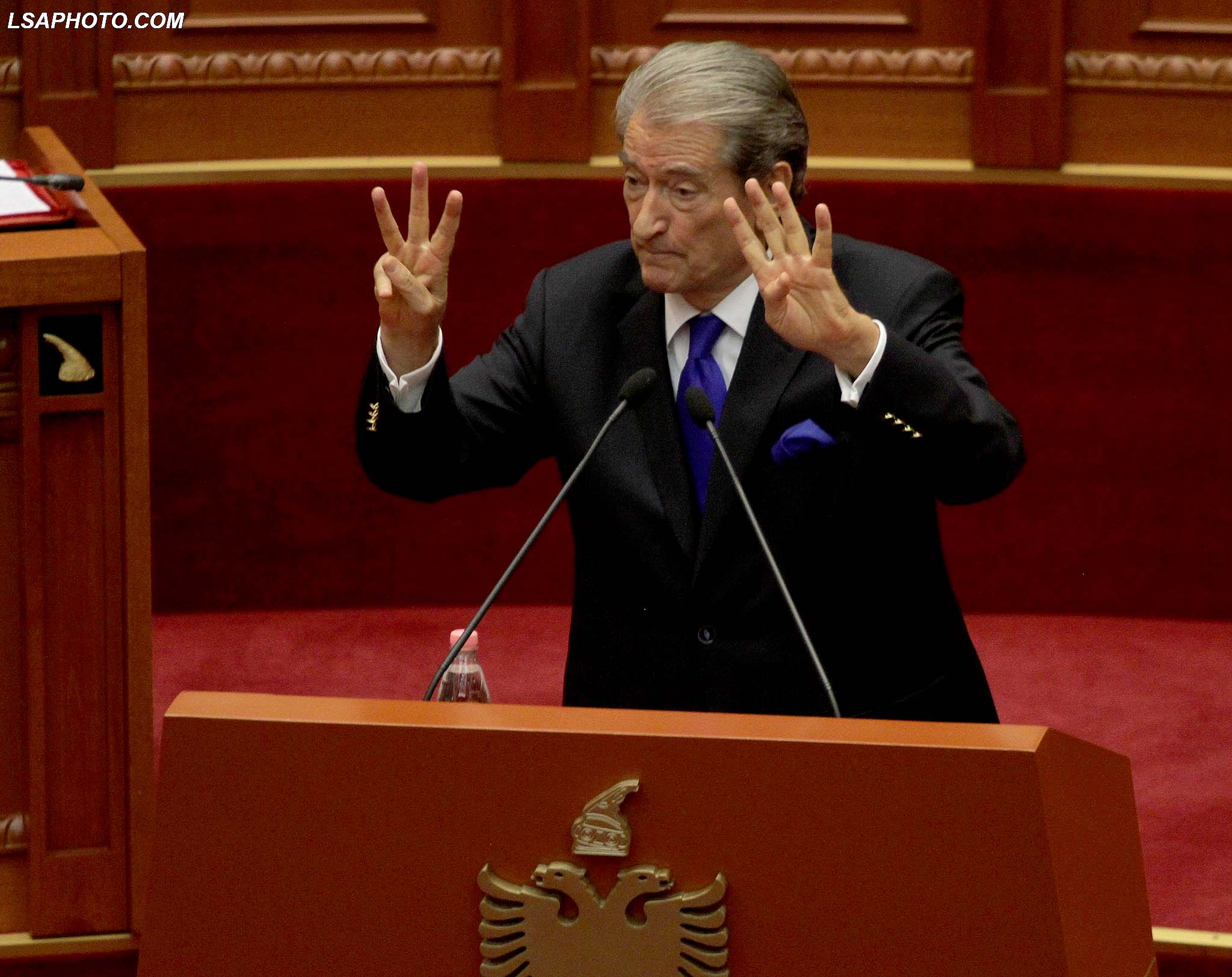 Deputeti i PD Sali Berisha, duke folur gjate nje seance parlamentare ku eshte debatuar ne lidhje me ligjin e importit te mbetjeve./r/n/r/nDP lawmaker Sali Berisha, speaks during a parliamentary session where is discussed about the solid waste import law.