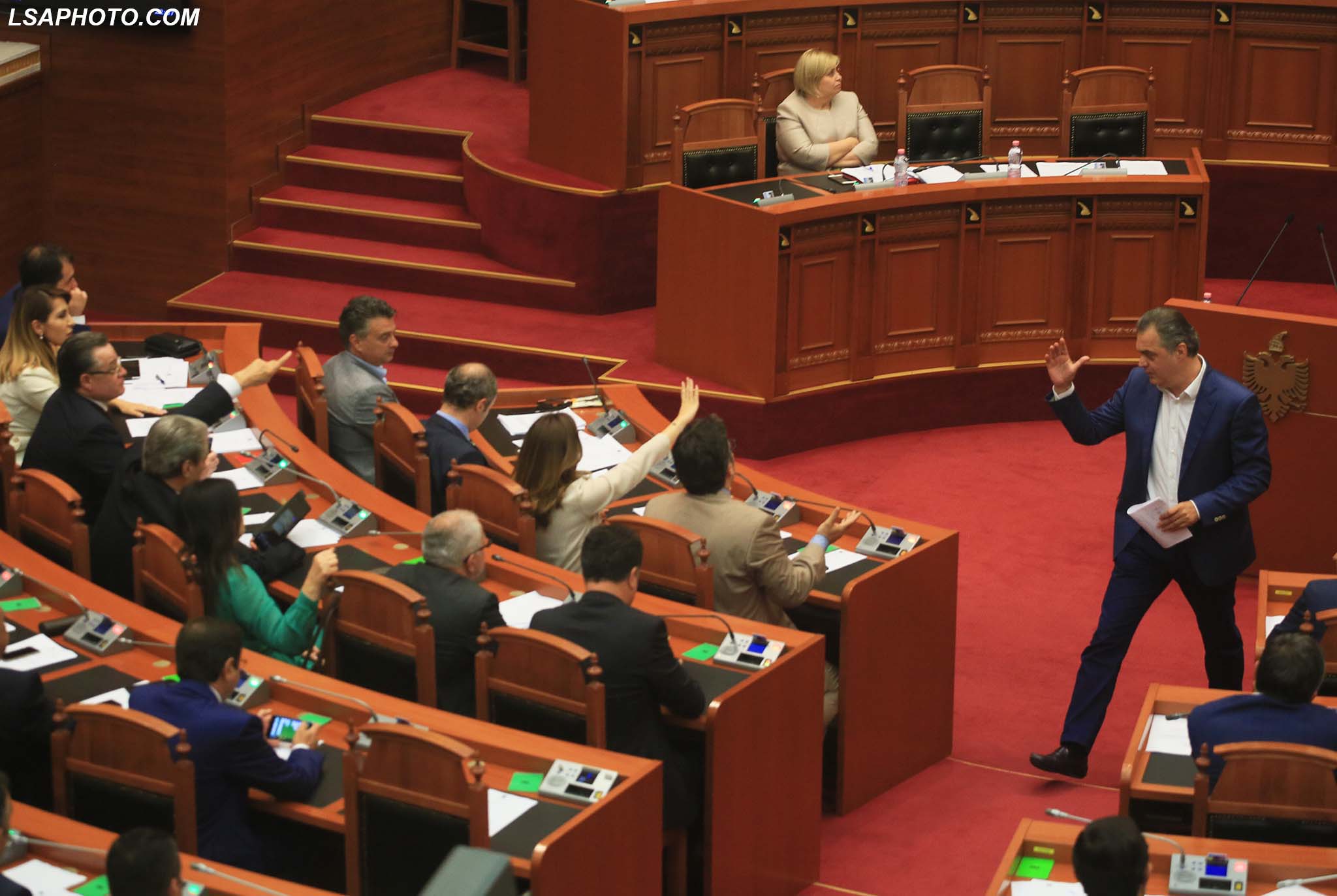 SEANCE E JASHTEZAKONSHME E PARLAMENTIT - /r/n/r/nEXTRAORDINARY PARLIAMENTARY SESSION -