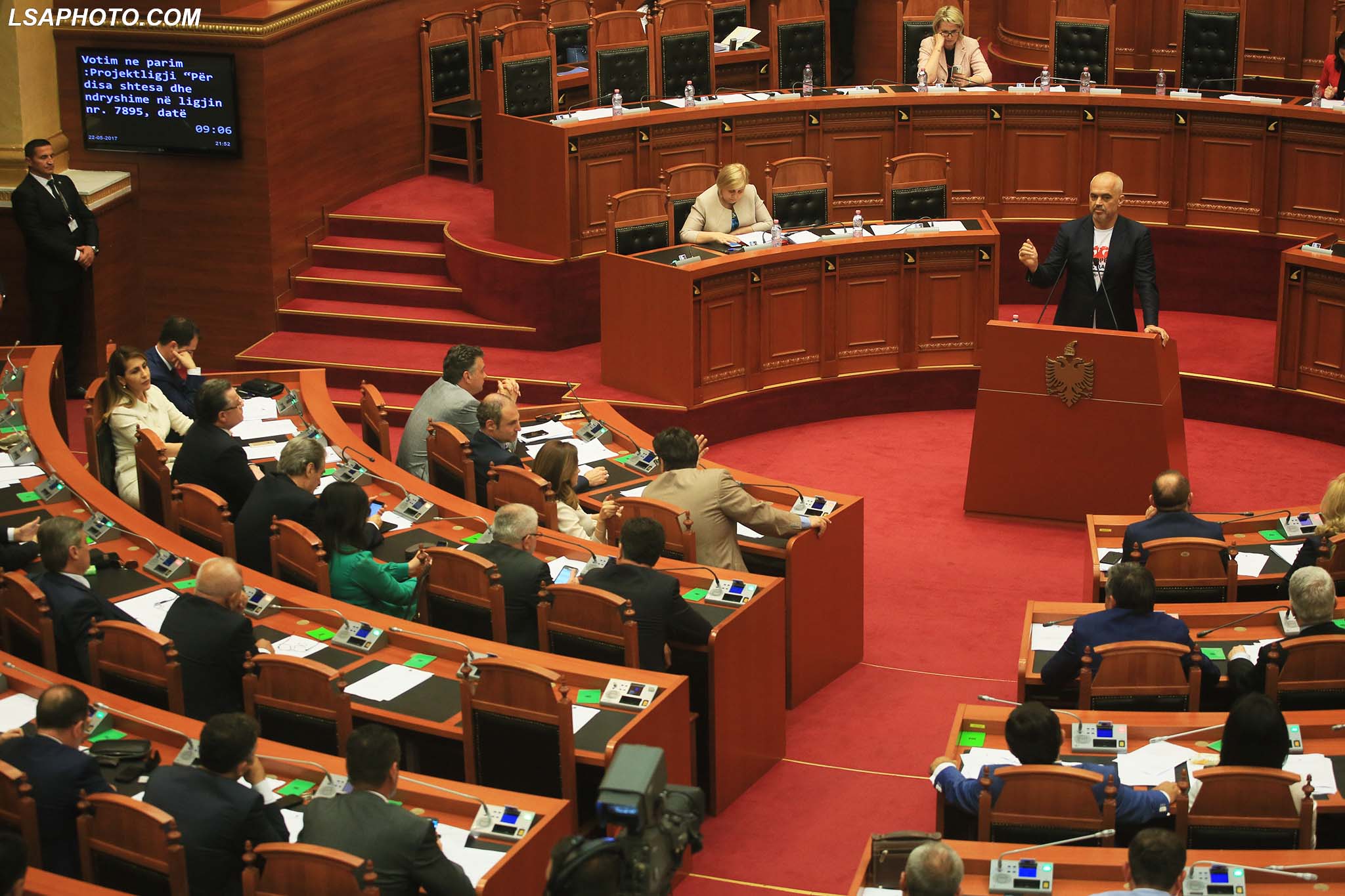 SEANCE E JASHTEZAKONSHME E PARLAMENTIT - /r/n/r/nEXTRAORDINARY PARLIAMENTARY SESSION -