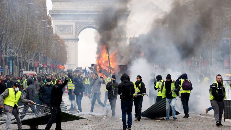 france-tear-gas-rising-fuel-tax-780x439