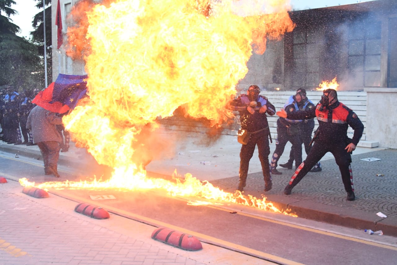 Molotov-policia-protesta-11-majit-zjarr