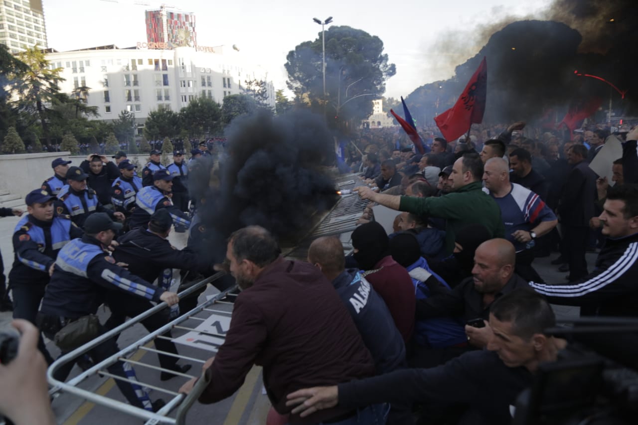 Molotov-policia-protesta-11-majit-zjarr1