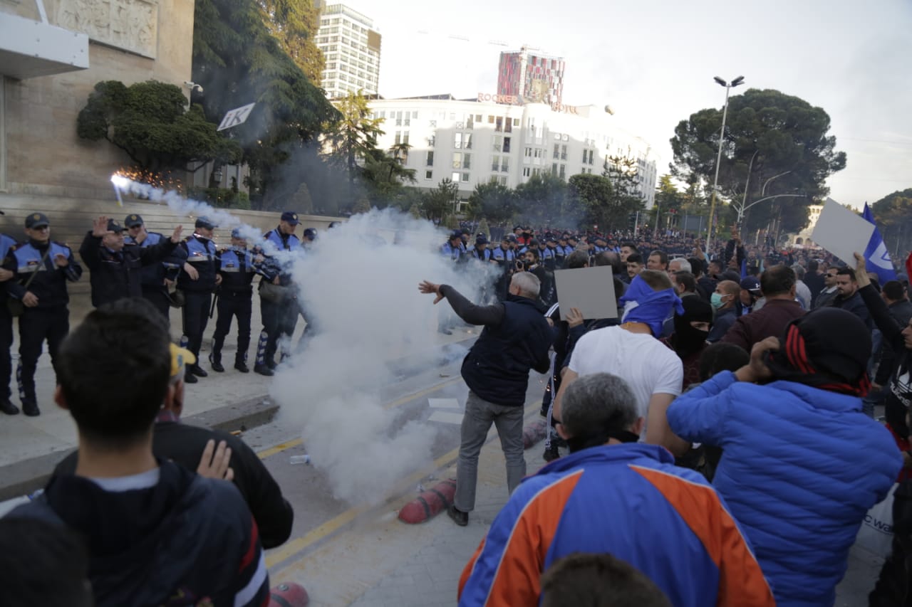 Molotov-policia-protesta-11-majit-zjarr1211