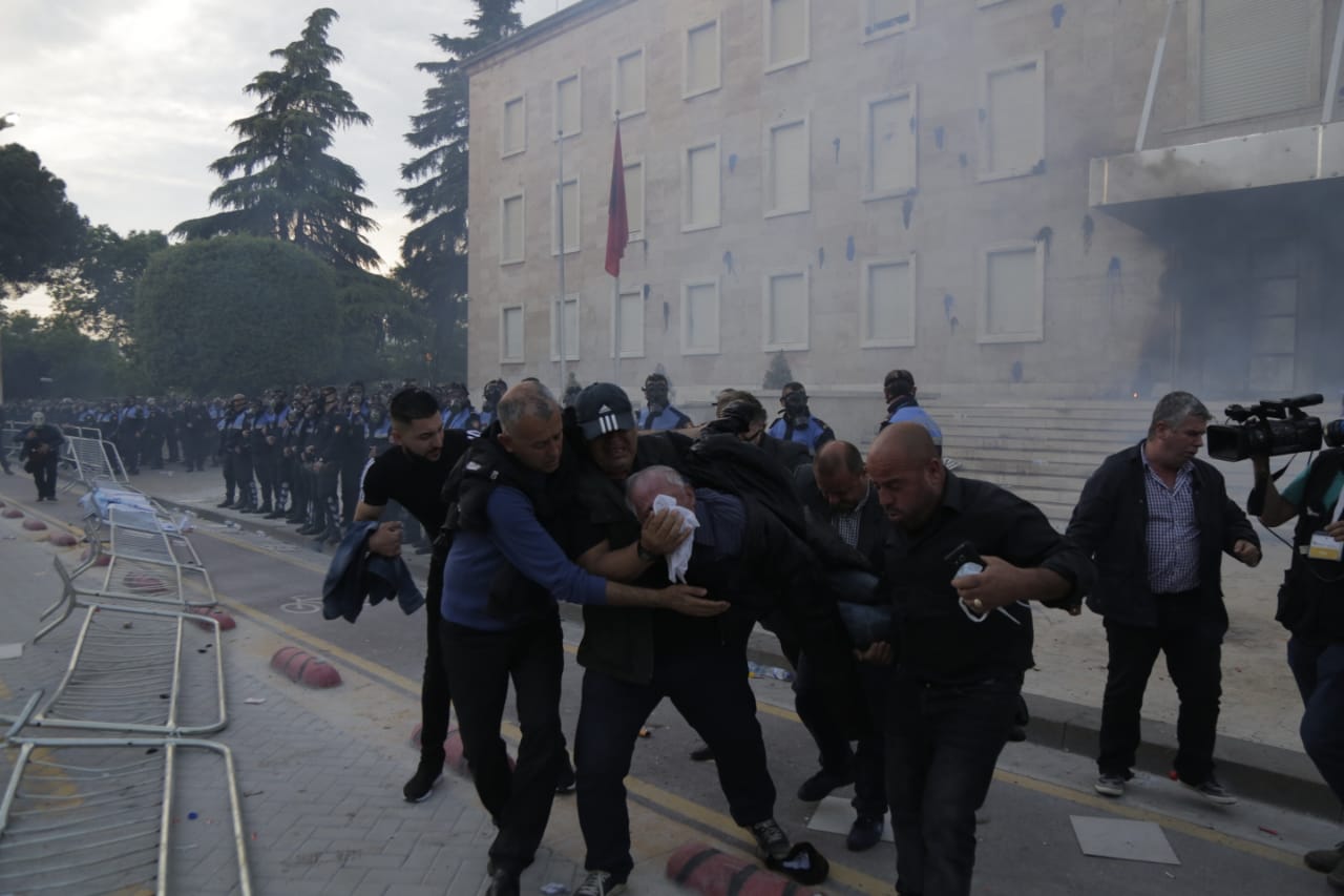 Molotov-policia-protesta-11-majit-zjarr12111