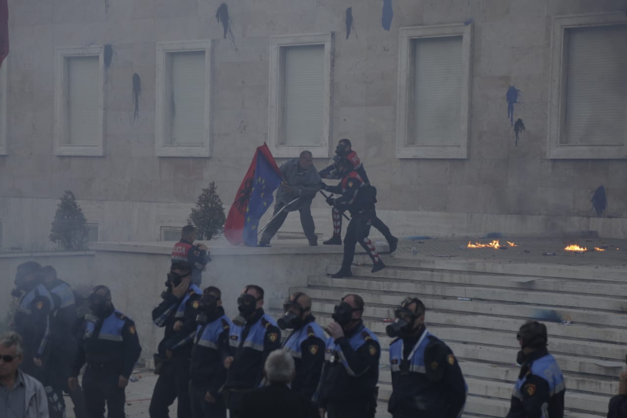 Molotov-policia-protesta-11-majit-zjarr1211133